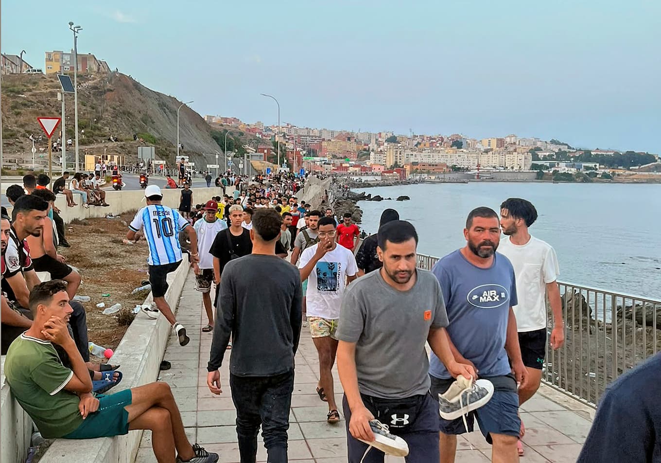 Marockanska migranter på det spanska territoriet Ceuta, på gränsen till Marocko. Foto: Etienne Fauchaire
