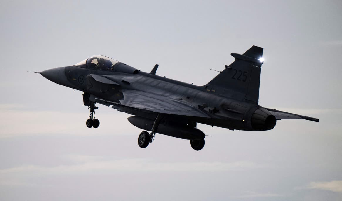 En JAS Gripen i luften. Enligt en ny rapport har flygplatser och annan luftfartsinfrastruktur stor betydelse för Sveriges totalförsvar. Foto: Jonathan Näckstrand/AFP via Getty Images