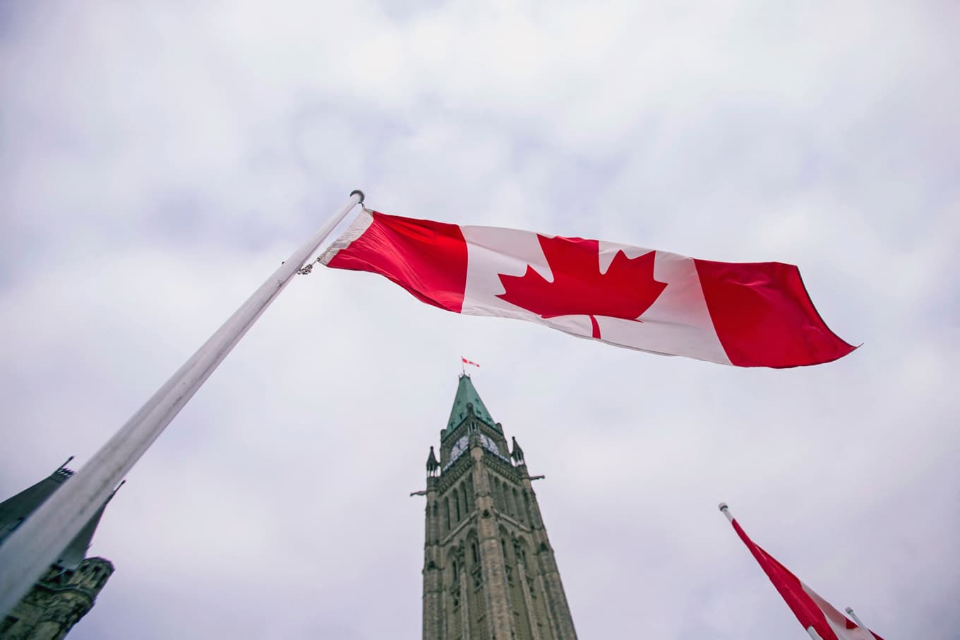 Kanadas flagga framför Parliament Hill i huvudstaden Ottawa. Regeringen avvaktar med den hårt kritiserade utvidgningen av dödshjälpsprogrammet. Foto: Geoff Robins/AFP via Getty Images