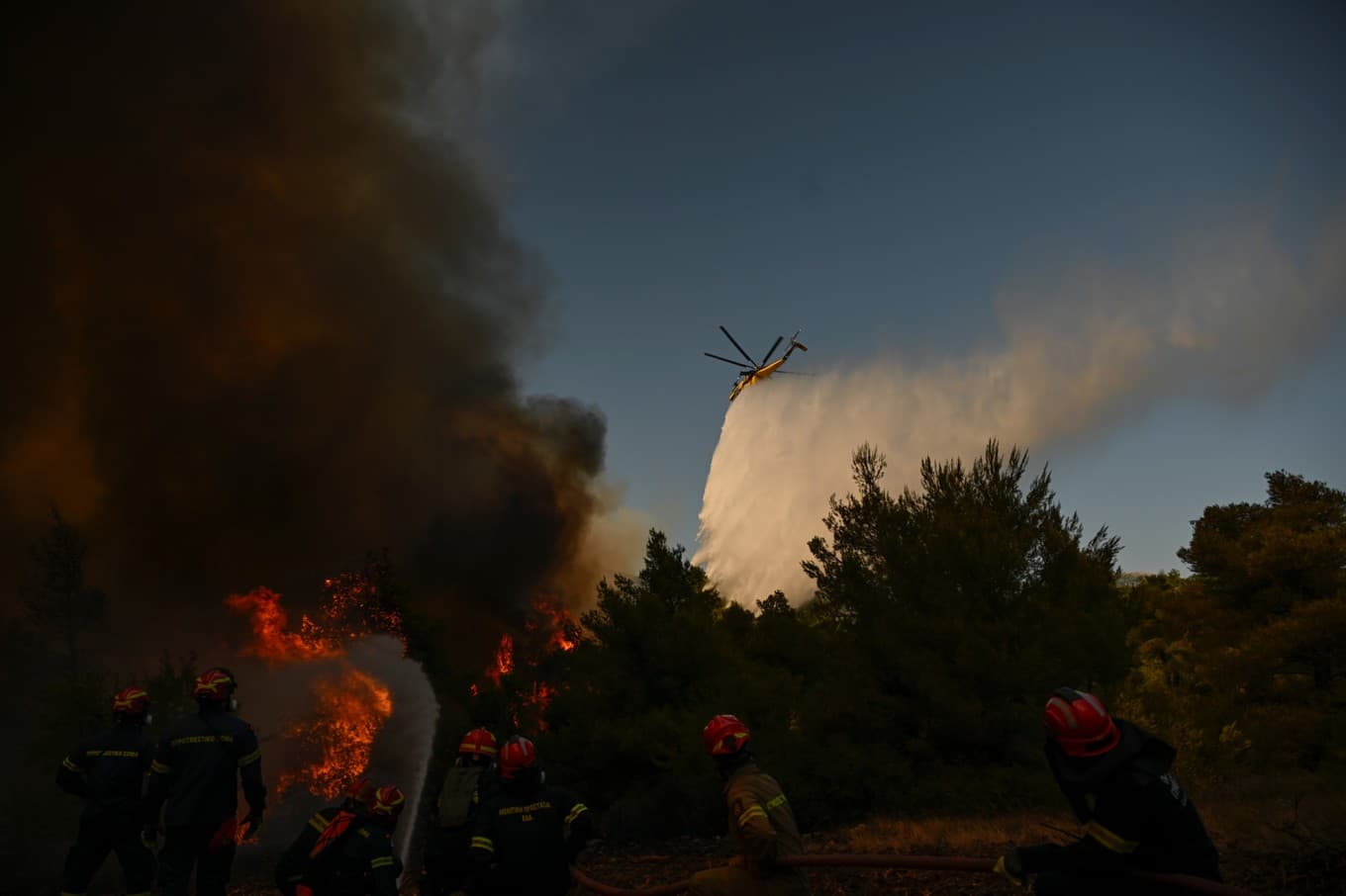Över 20 helikoptrar och flygplan har satts in för att bekämpa bränderna kring bland annat Porto Germeno nordväst om Aten. Foto: Michael Varaklas/AP/TT