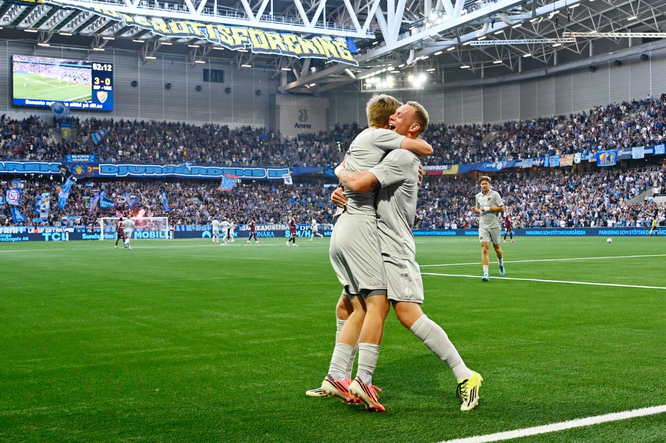 Kristian Lien kramar om Djurgårdens Bo Hegland efter 4–0-målet. Foto: Anders Wiklund/TT