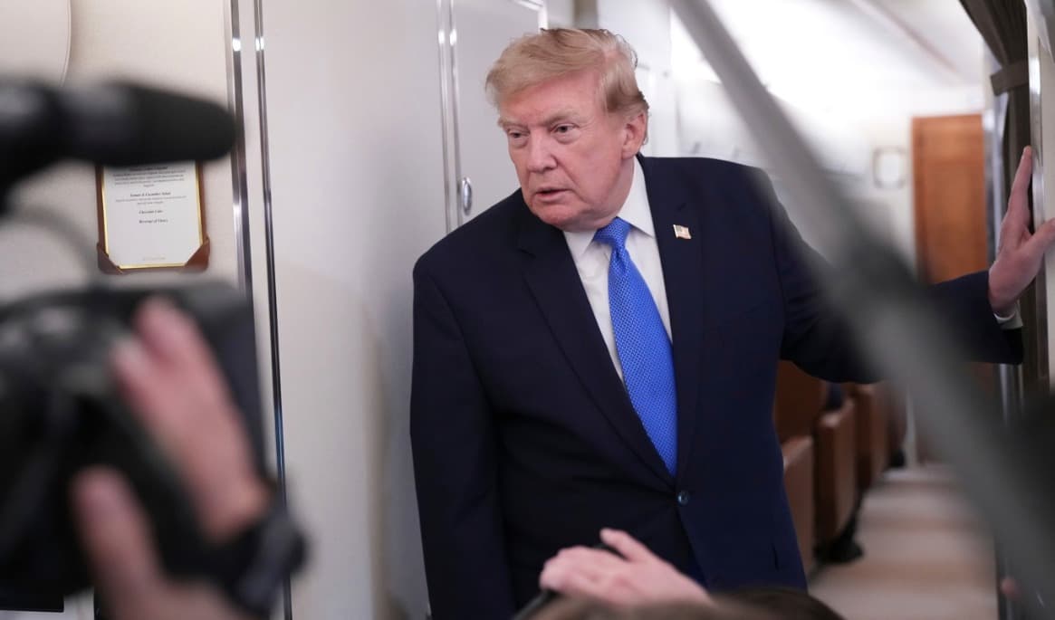 President Donald Trump talar ombord på Air Force One. Foto: Jacquelyn Martin  /AP/TT