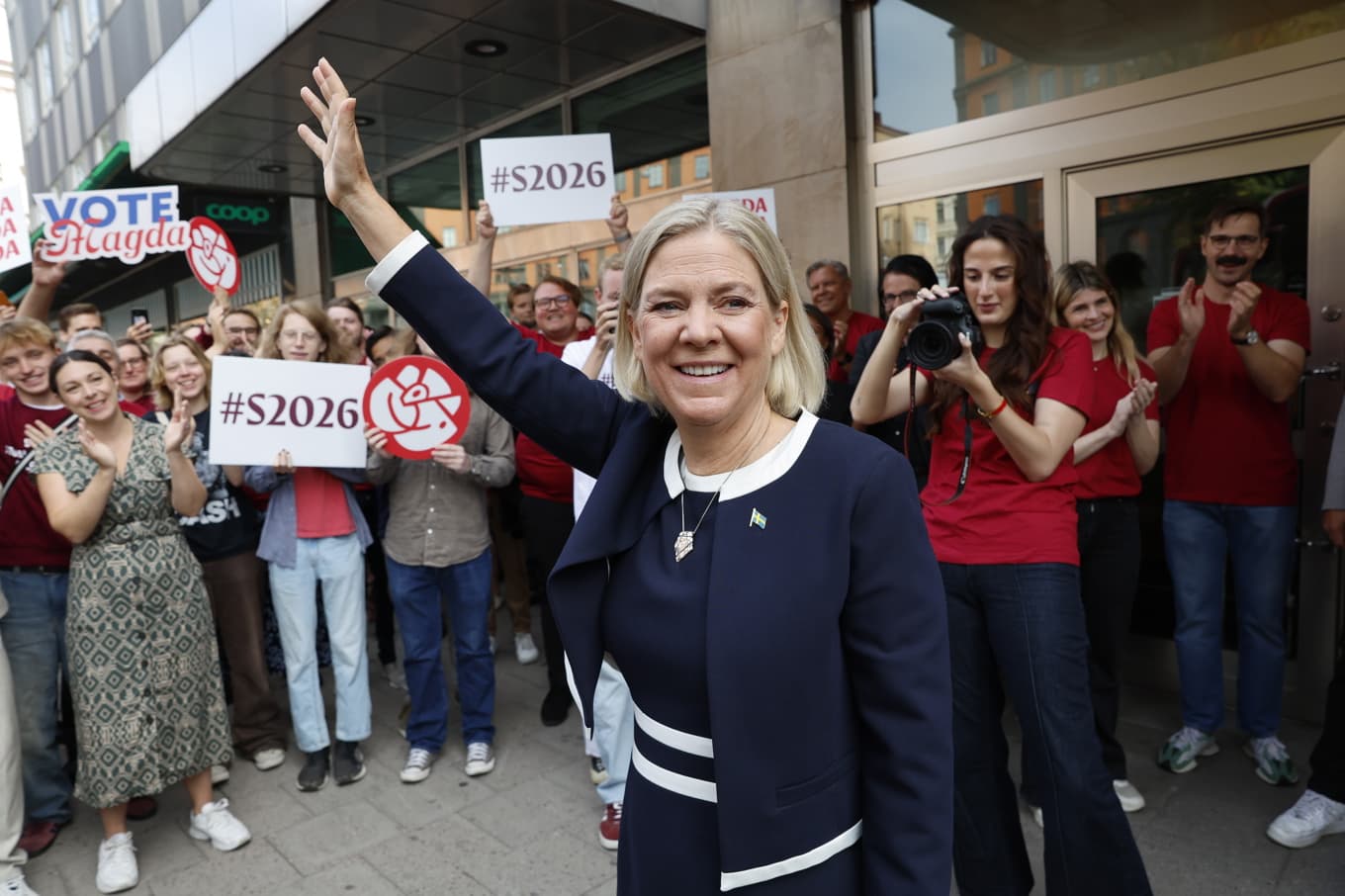 Socialdemokraternas partiledare Magdalena Andersson hejas på av inkallade SSU:are när hon ska kliva på bussen inför en första valturné. Foto: Magnus Grimstedt/TT