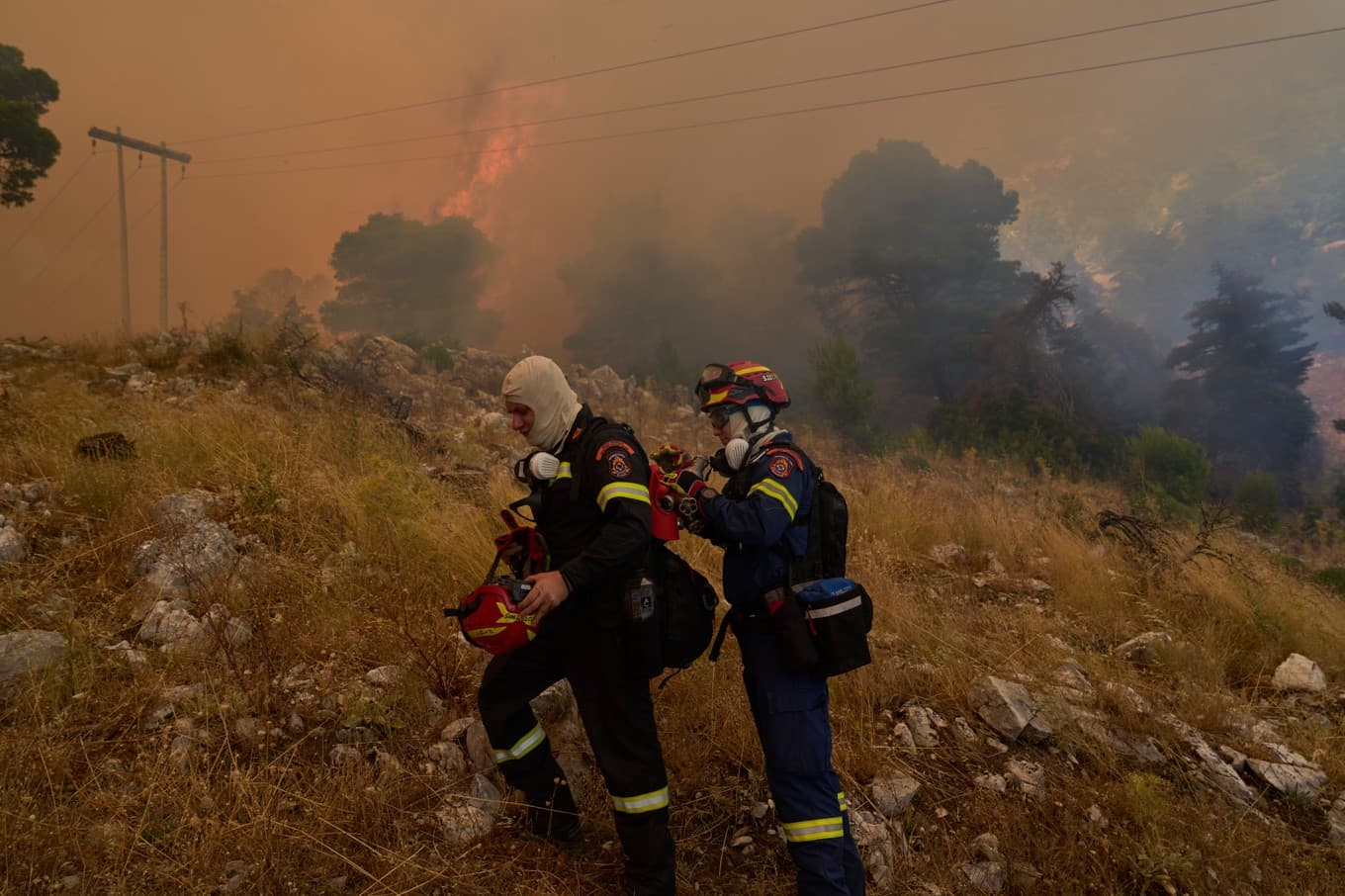 Brandmän bekämpar eldsvådor på berget Kithairon nära Porto Germeno, nordväst om Aten, på måndagen. Foto: Petros Giannakouris/AP/TT
