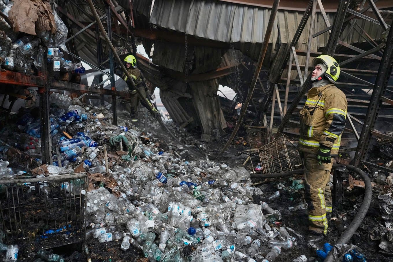 Brandkåren på plats vid en bombad lagerlokal i Kiev på onsdagsmorgonen. Foto: Efrem Lukatsky/AP/TT
