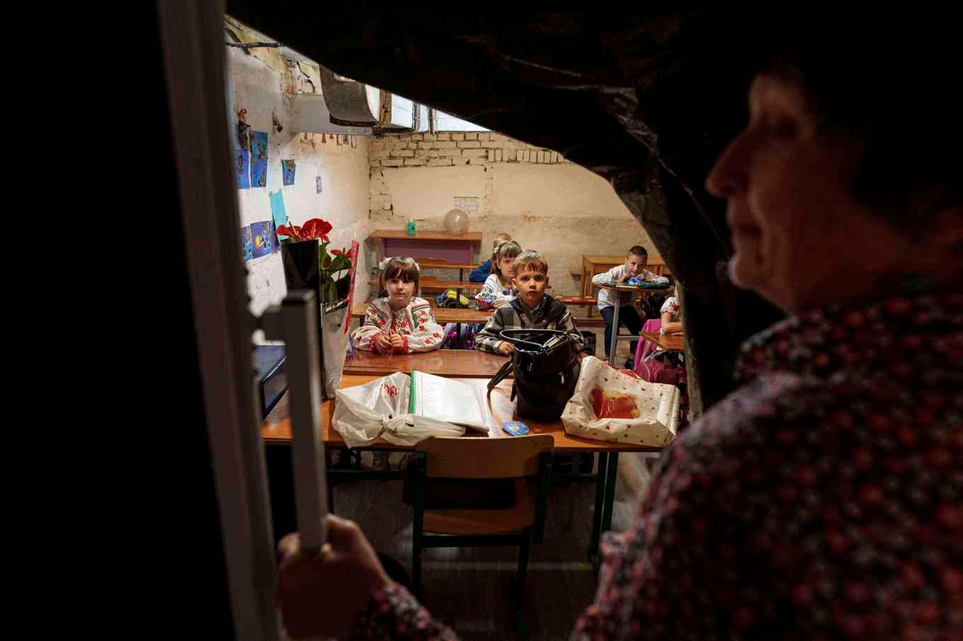 Skolelever närvarar på lektioner under jord och i källare runtom i Ukraina då ryska attacker utgör ett ständigt hot. Foto: Evgeniy Maloletka/AP/TT