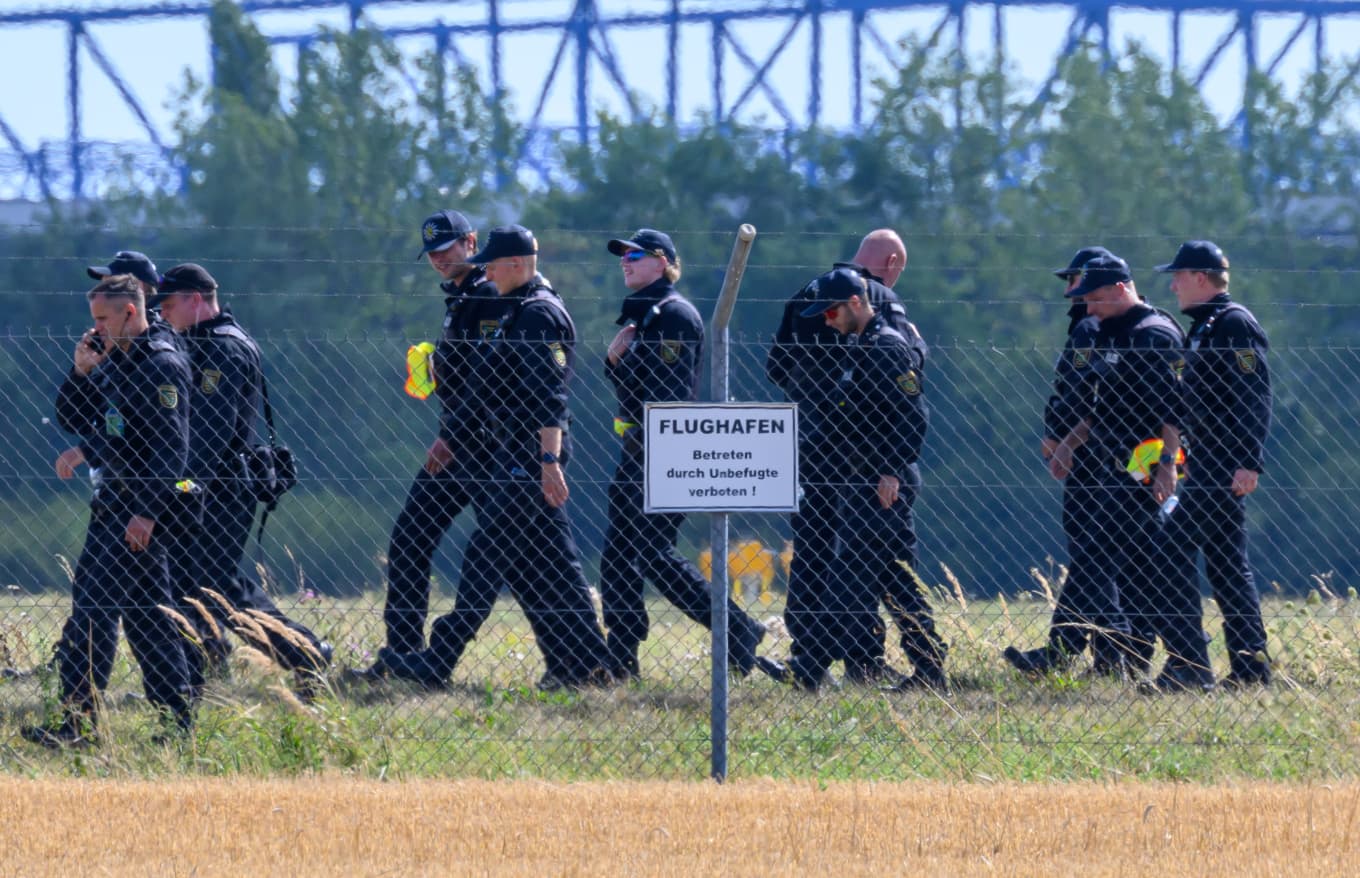 Poliser söker igenom ett område på flygplatsen Leipzig-Halle. Foto: Hendrik Schmidt/AP/TT
