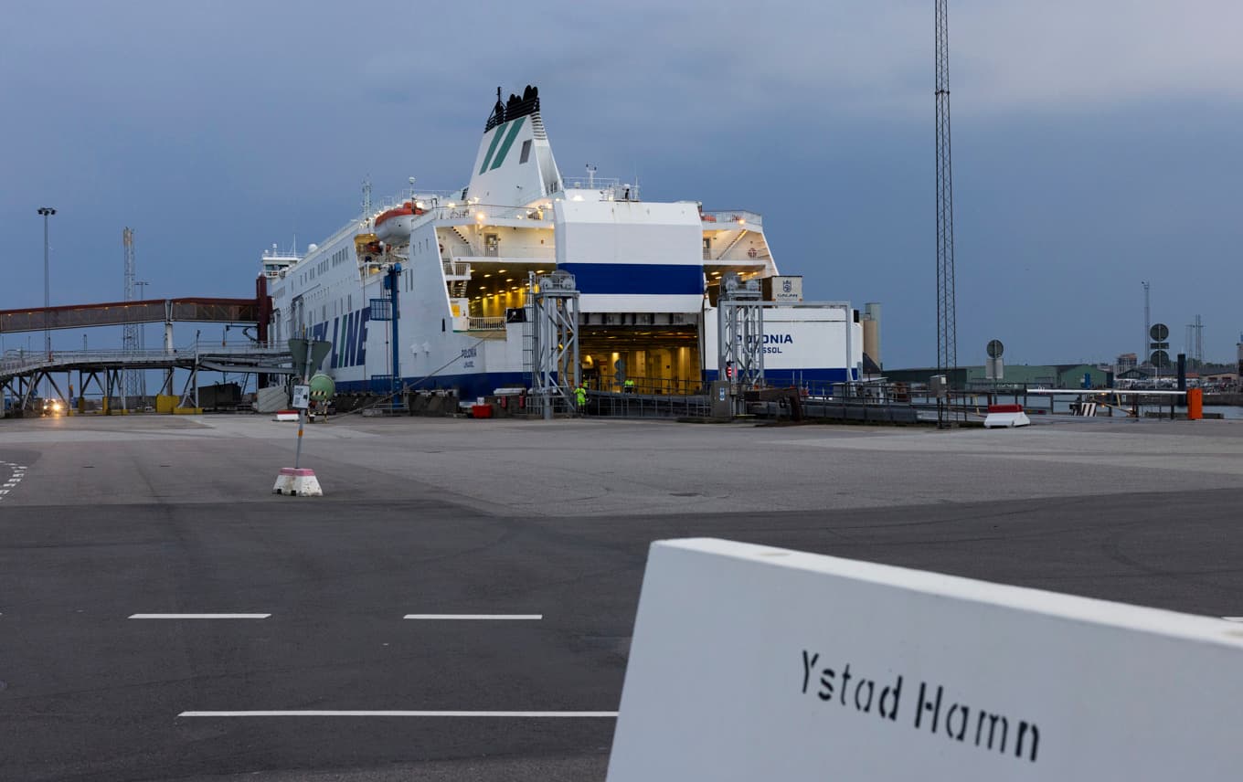 Vid mer än hälften av tiden som trafik når Ystads hamn kan fordon passera utan Tullverkets närvaro, berättar myndigheten. Foto: Andreas Hillergren/TT