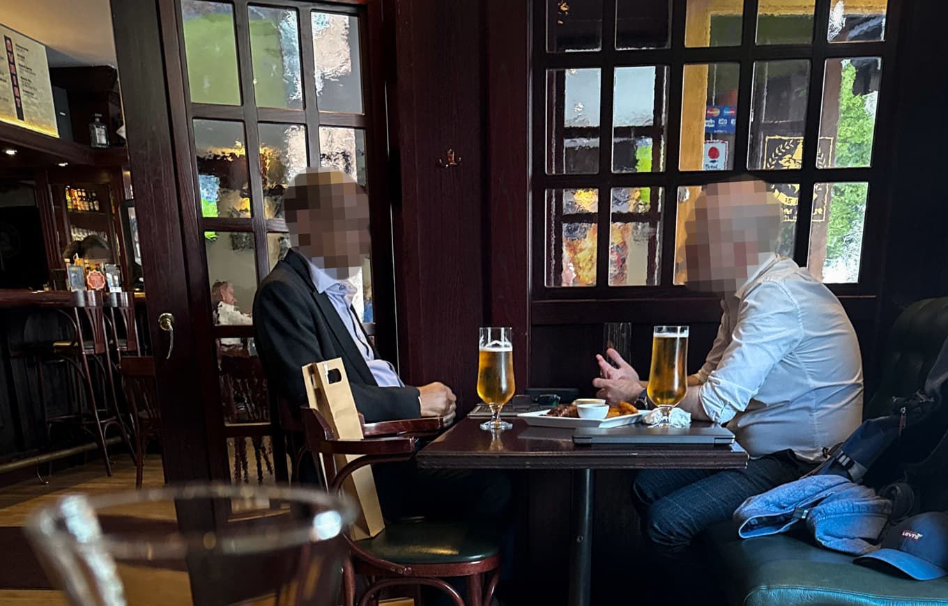 Säpo kunde i detalj följa operationen ”under en längre tid". Till vänster agenten och till höger underrättelseofficeren från ryska SVR. Foto: Säpo