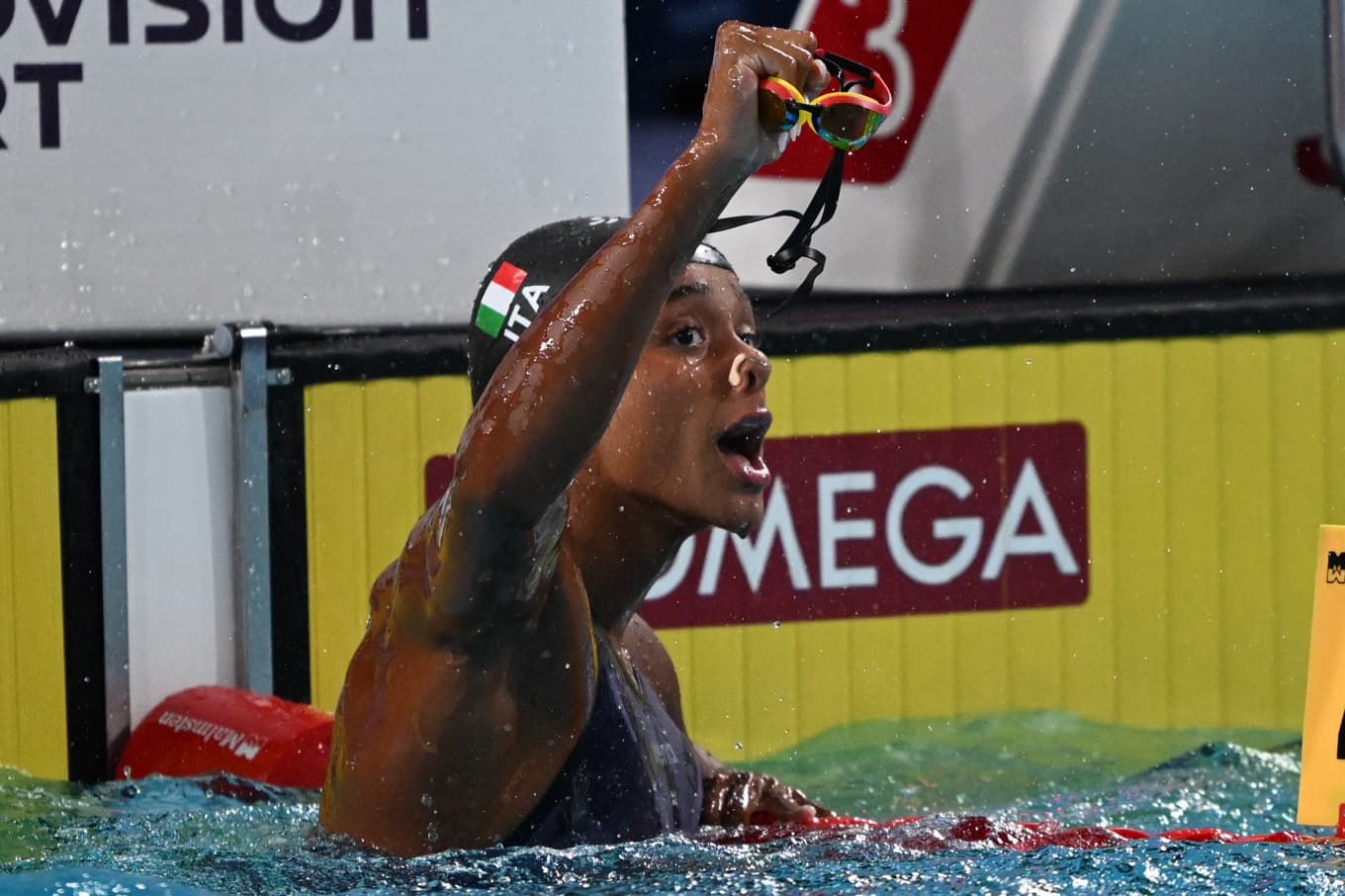 Sara Curtis, Italien, jublar över världsrekordet. Foto: Emma Da Silva/AP/TT