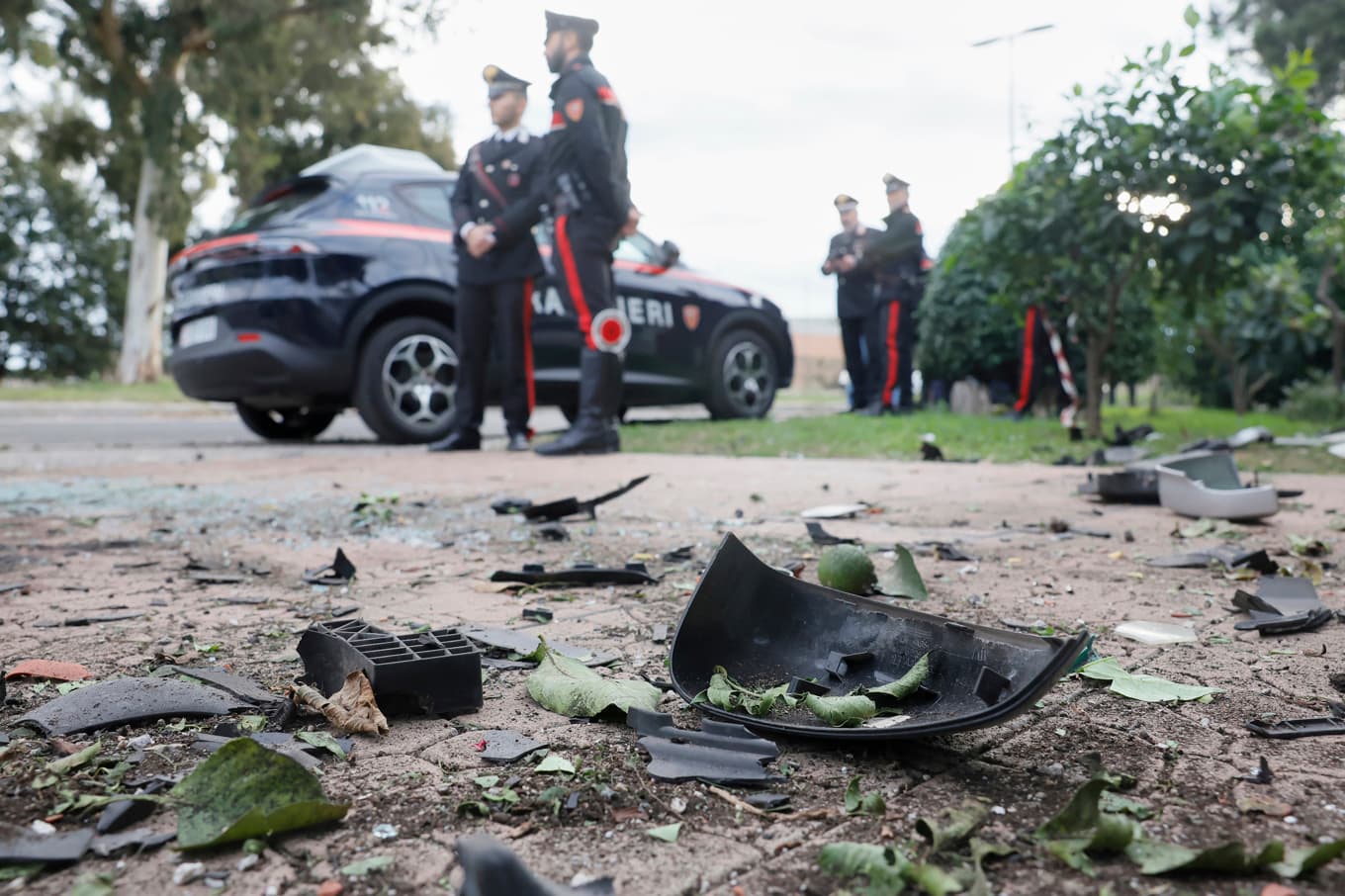 Bildelar ligger utspridda efter bombattentatet mot den undersökande journalisten Sigfrido Ranucci i oktober förra året. Foto: Cecilia Fabiano/AP/TT