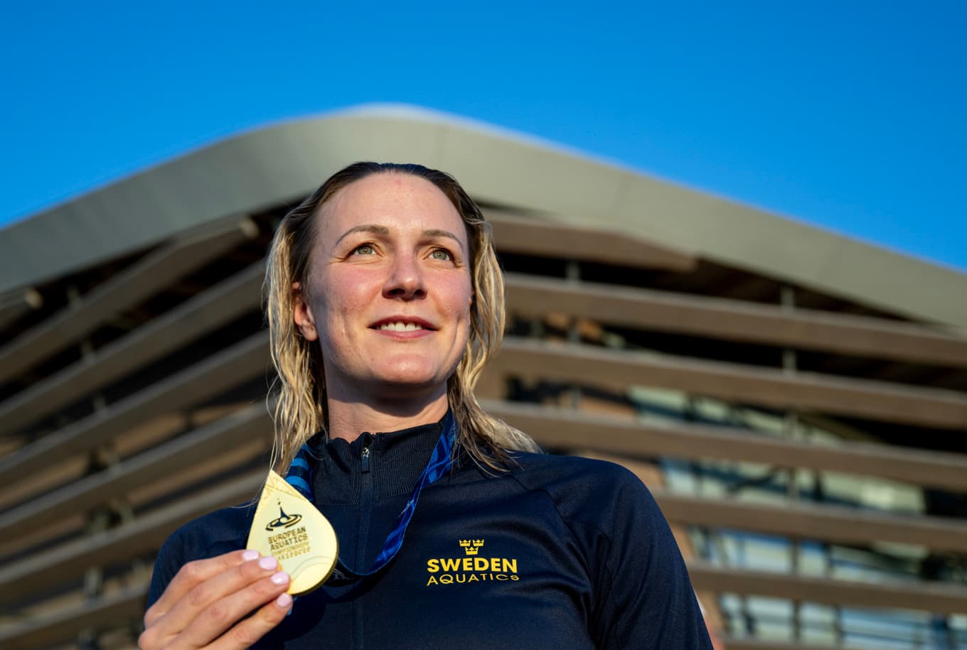 Sarah Sjöström med EM-guldet i ljuset av solförmörkelsen i onsdags kväll i Paris. Foto: Christine Olsson/TT