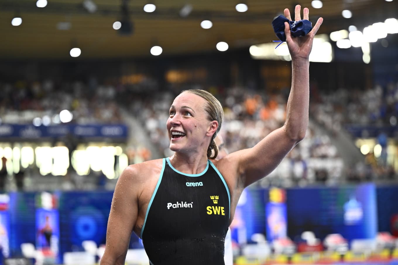 Sarah Sjöström vinkar till publiken efter sin styrkedemonstration i semifinalen på 50 meter fritt. Foto: Christine Olsson/TT