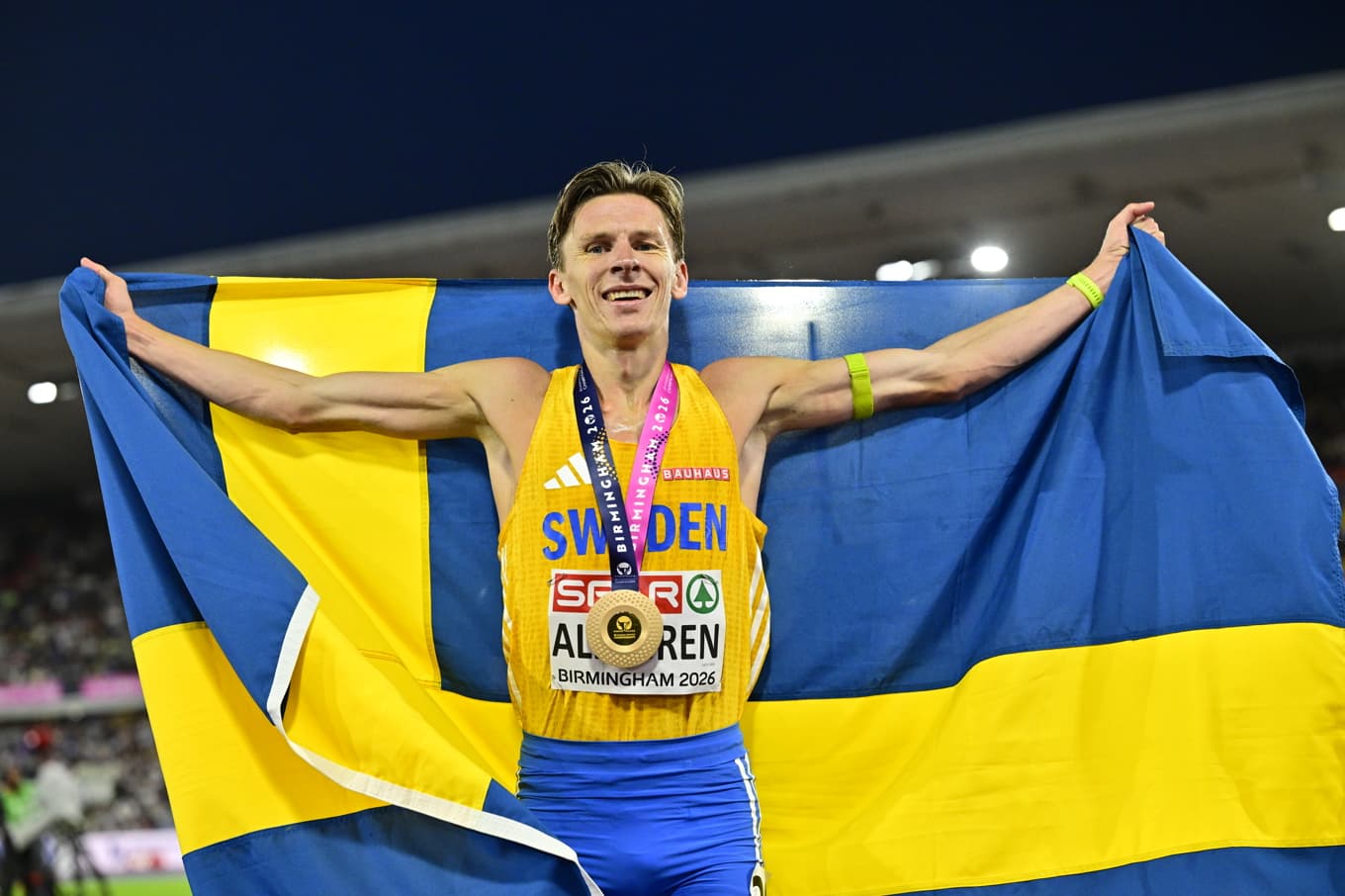 Andreas Almgren jublar efter sitt guld i herrarnas final på 10 000 m under friidrotts-EM i Birmingham. Foto: Jonas Ekströmer/TT
