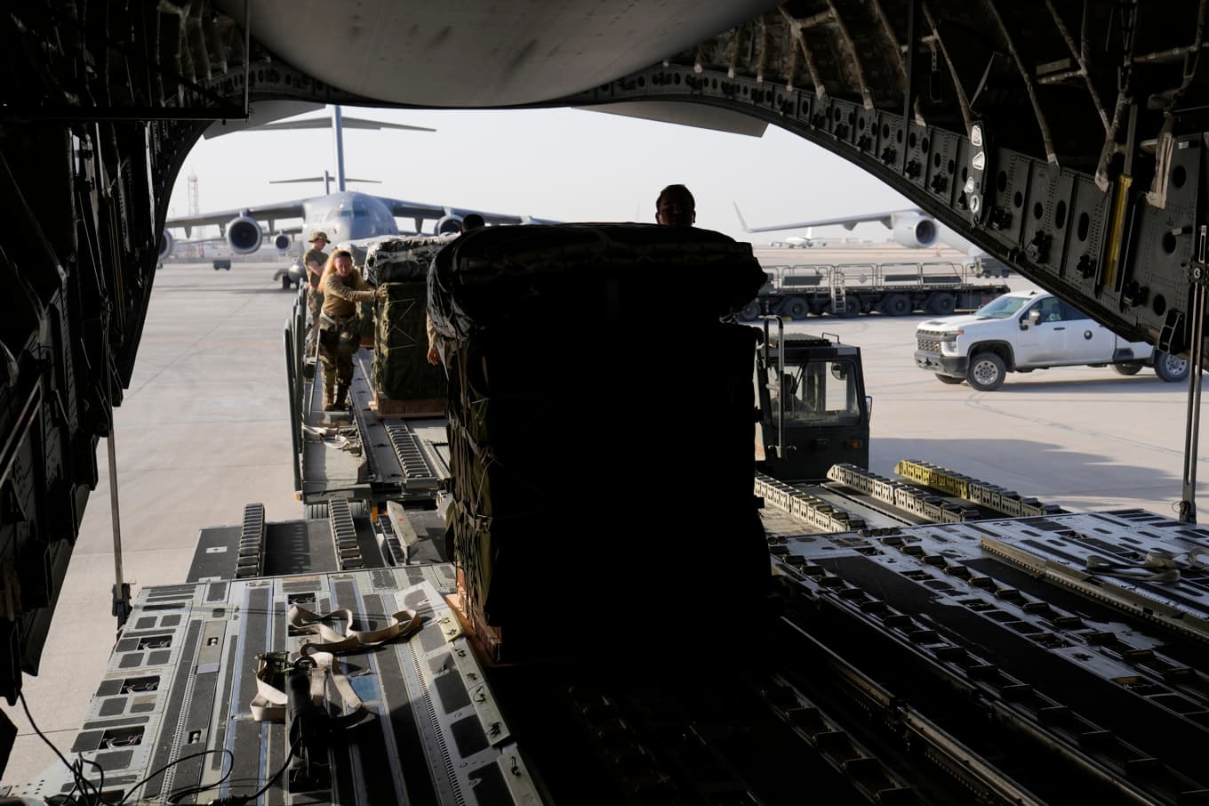 Ett amerikanskt plan lastas på flygbasen al-Udeid i Qatar. Arkivbild. Foto: Hussein Malla/AP/TT