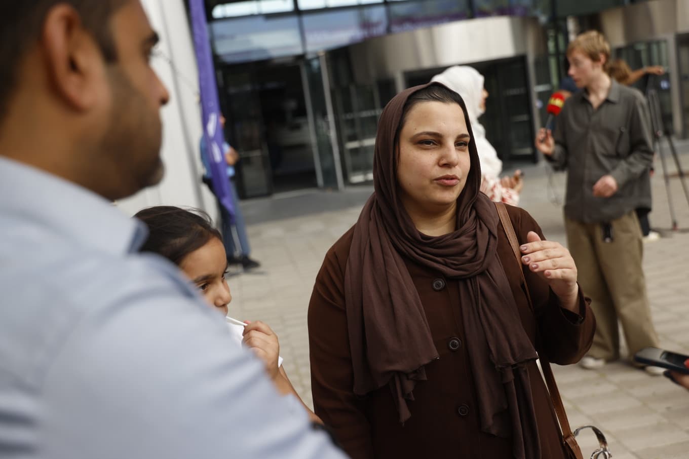 Amna Sohail utanför Stockholmsmässan i Älvsjö vid första tillfället att skriva medborgarskapsprovet. Foto: Fredrik Persson/TT