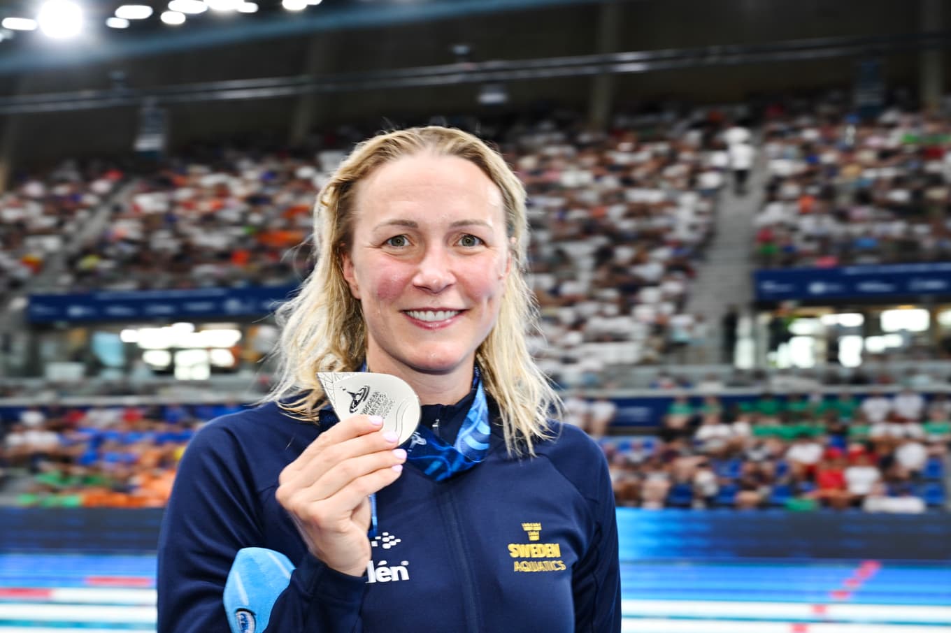 Sarah Sjöström visar upp sin silvermedalj på 50 meter fritt. Foto: Christine Olsson/TT