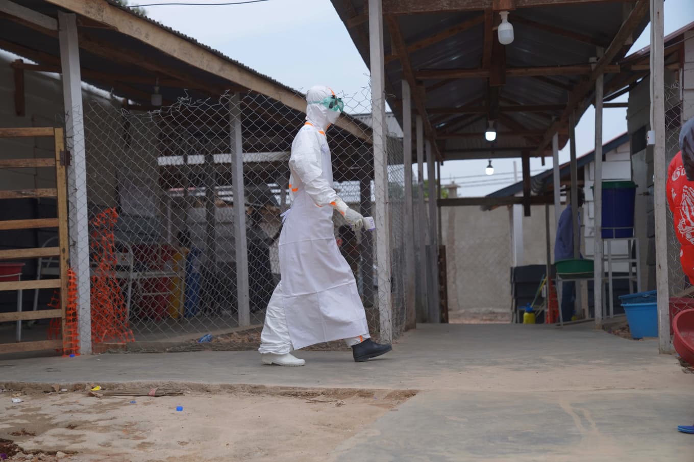 En person bär skyddsutrustning vid ett behandlingscenter för ebola i Kongo-Kinshasa. Bild från förra veckan. Foto: Dieudonne Dirole/AP/TT
