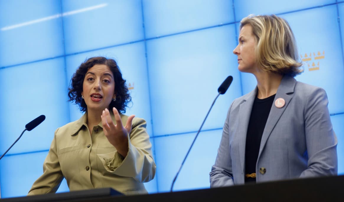 Liberalernas partiledare Simona Mohamsson (L) och jämställdhetsminister Nina Larsson (L) presenterar nytt vallöfte på det skolpolitiska området. Foto: Fredrik Persson/TT
