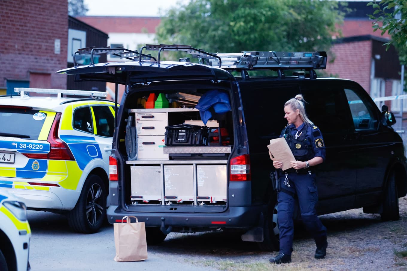 Polis på plats vid en skola i Ronna i Södertälje. Foto: Magnus Grimstedt/TT