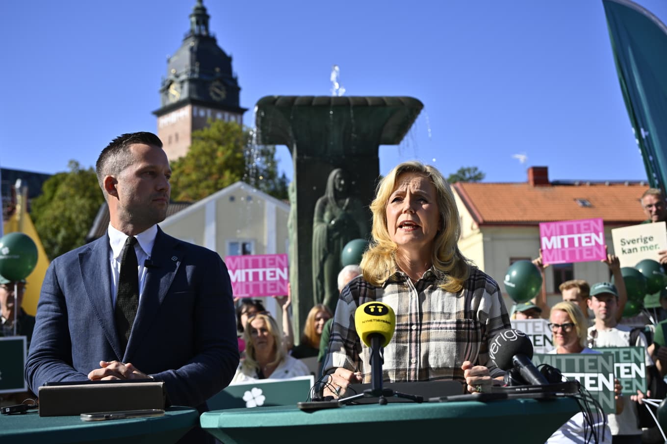 Centerpartiets partisekreterare Hannes Hervieu och partiledare Elisabeth Thand Ringqvist håller pressträff i Strängnäs. Foto: Anders Wiklund/TT