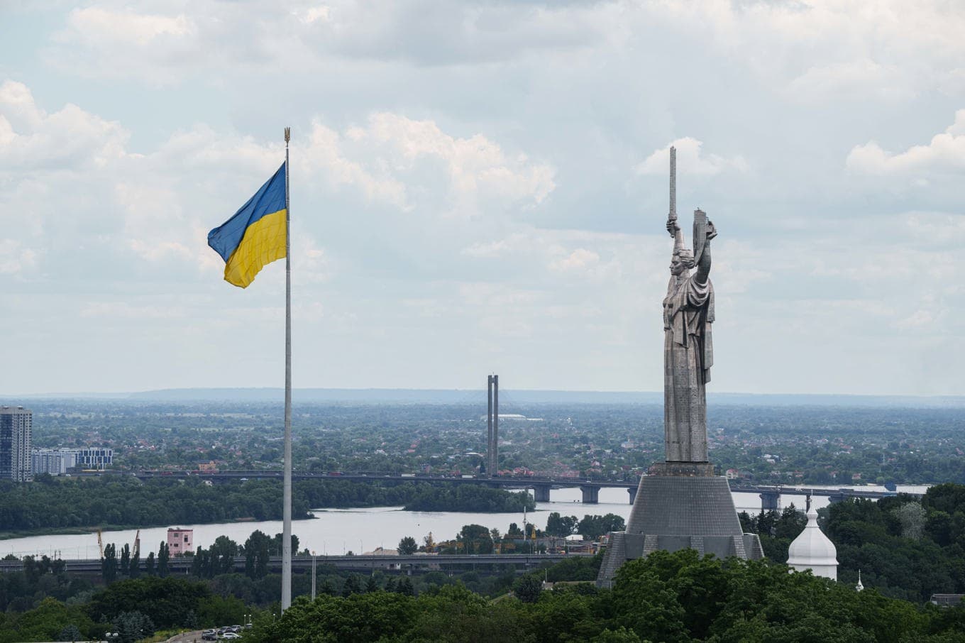 Vy över Ukrainas huvudstad Kiev. Bild från i juni. Foto: Evgeniy Maloletka/AP/TT