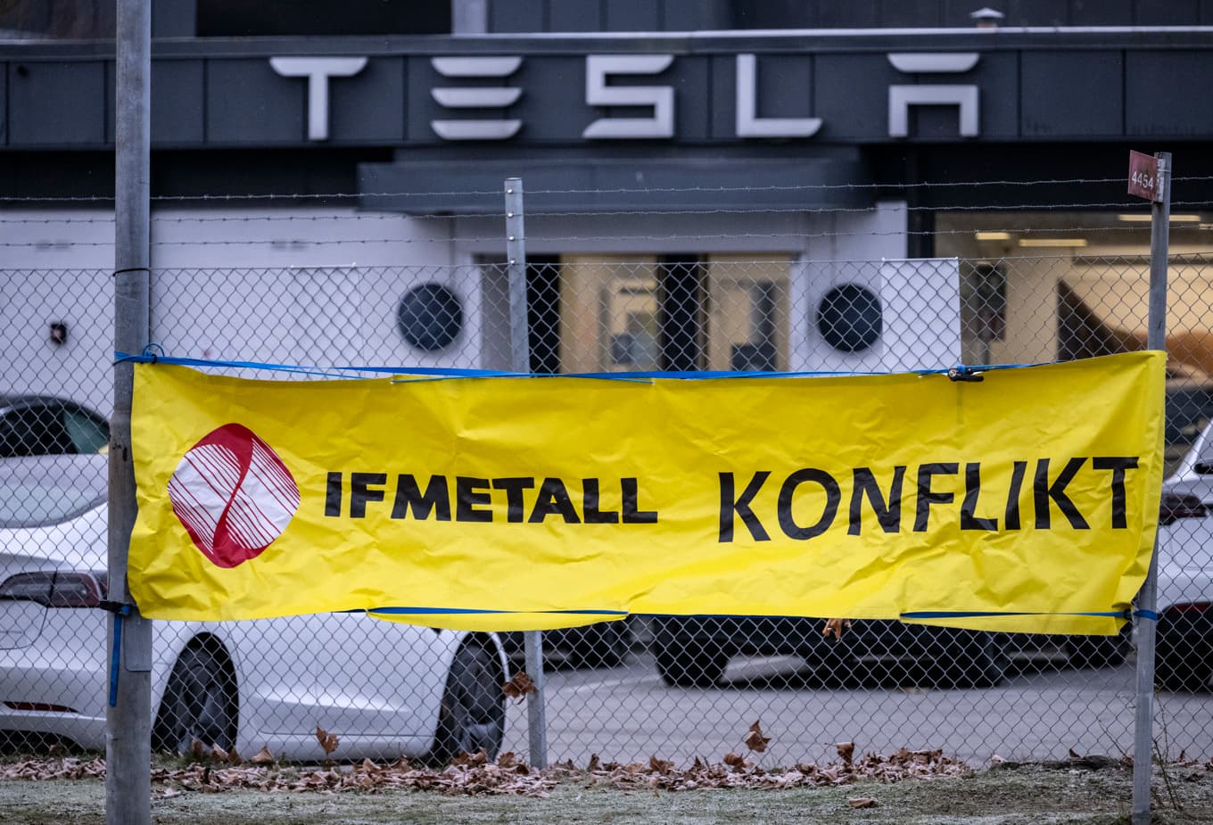 Banderoll utanför Tesla-anläggningen på Boplatsgatan i Malmö i november 2023. Foto: Johan Nilsson/TT
