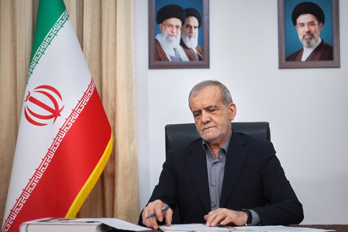 Irans president Masoud Pezeshkian fotograferad  juni i år. Arkivbild Foto: Irans presidentkansli/AP/TT