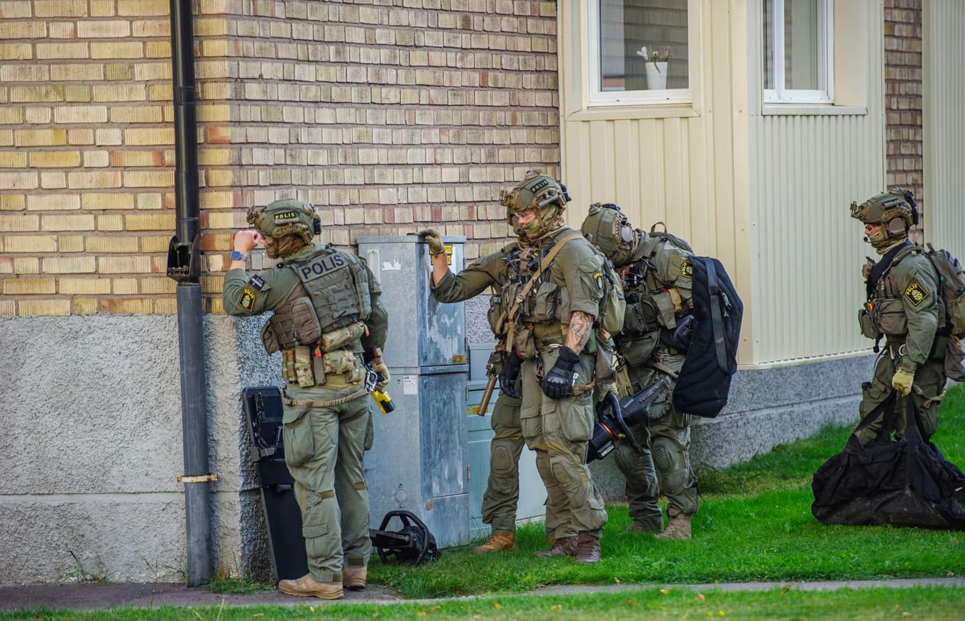En polisinsats vid en bostad i Fagersta. Foto: Niklas Hagman/TT