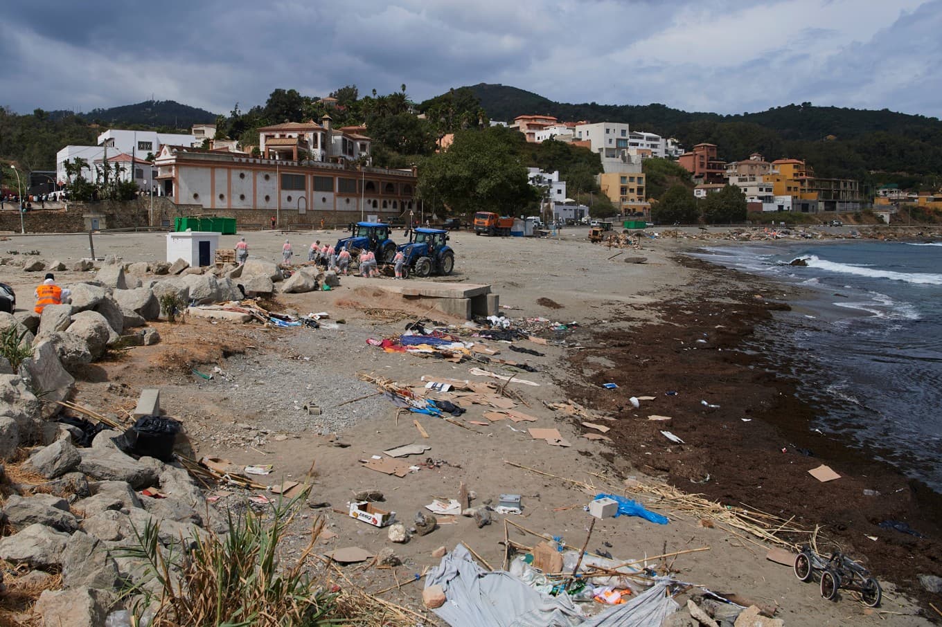 En strand i den spanska exklaven Ceuta efter att tusentals migranter som tagit sig dit blev kvar och sov utomhus. Bilden togs på torsdagen, i samband med att många fördes till tillfälliga boenden. Foto: Antonio Sempere/AP/TT