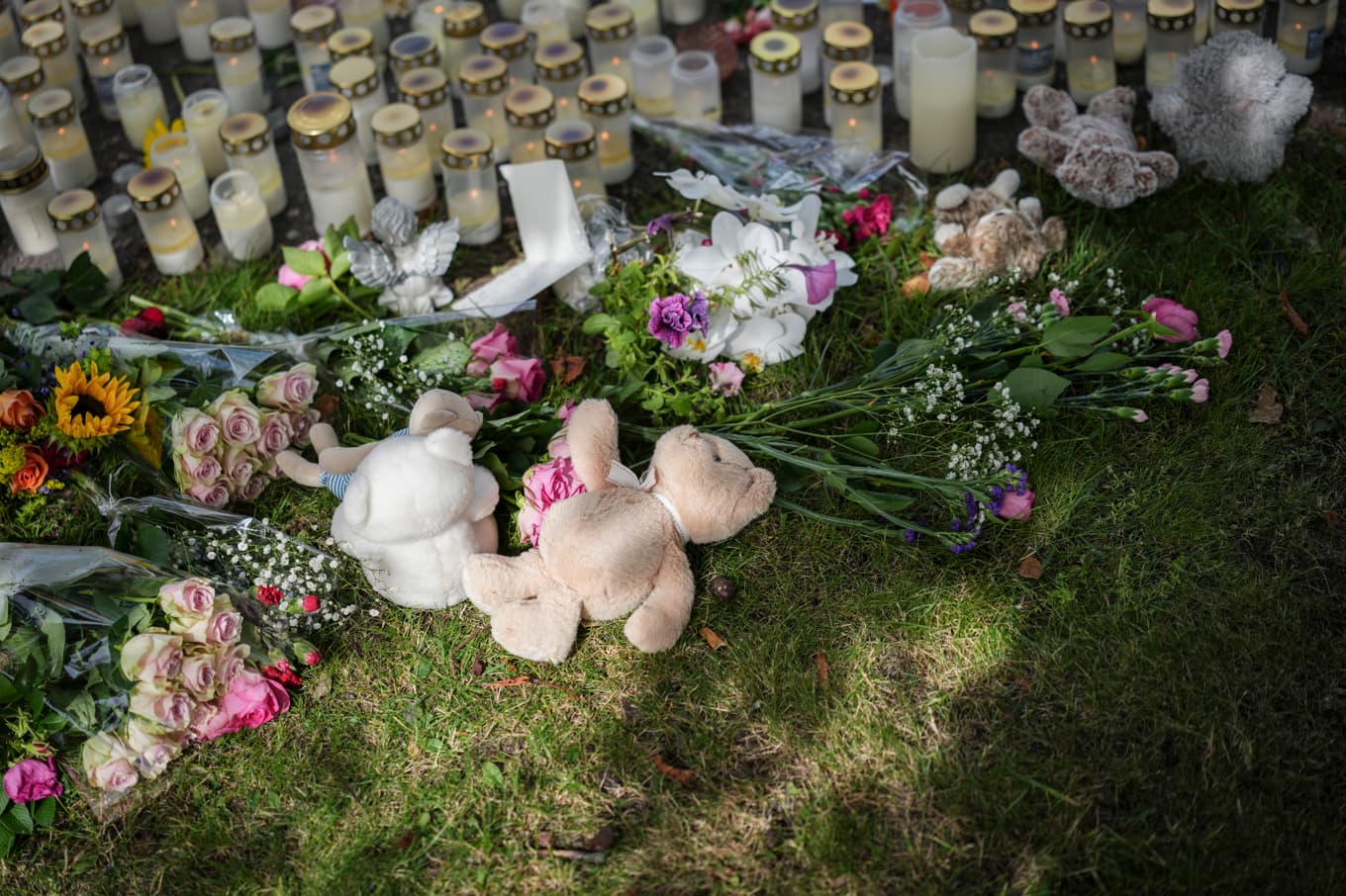 Fagerstabor lämnar blommor och ljus utanför Brinellskolan dagen efter att en 17-årig flicka dödats och flera andra skadats på skolan av en man med svärd. Foto: Magnus Lejhall/TT