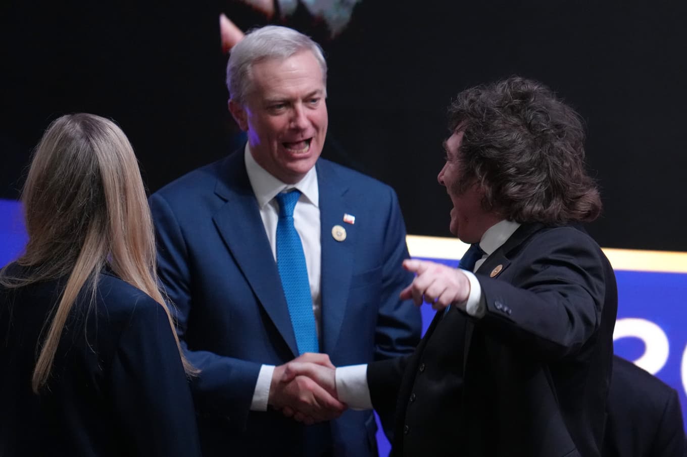 Chiles president José Antonio Kast, i mitten, i samspråk med Argentinas president Javier Milei under installationen av deras ideologiske frände, Colombias nye president Abelardo de la Espriella, den 7 augusti. Foto: Matias Delacroix/AP/TT