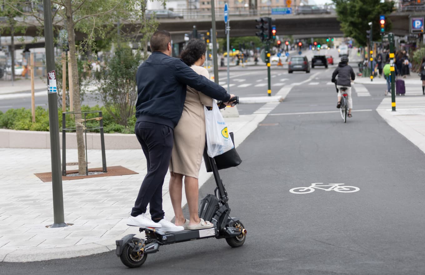 Olyckor med elsparkcyklar har ökat kraftigt de senaste åren. Nu får Transportstyrelsen i uppdrag att ta fram förslag på skärpta regler. Arkivbild. Foto: Magnus Grimstedt/TT