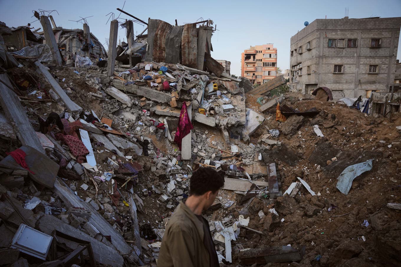 Palestinier vid ett hus i Gaza som förstördes i en israelisk attack på tisdagen. Foto: Abdel Kareem Hana/AP/TT