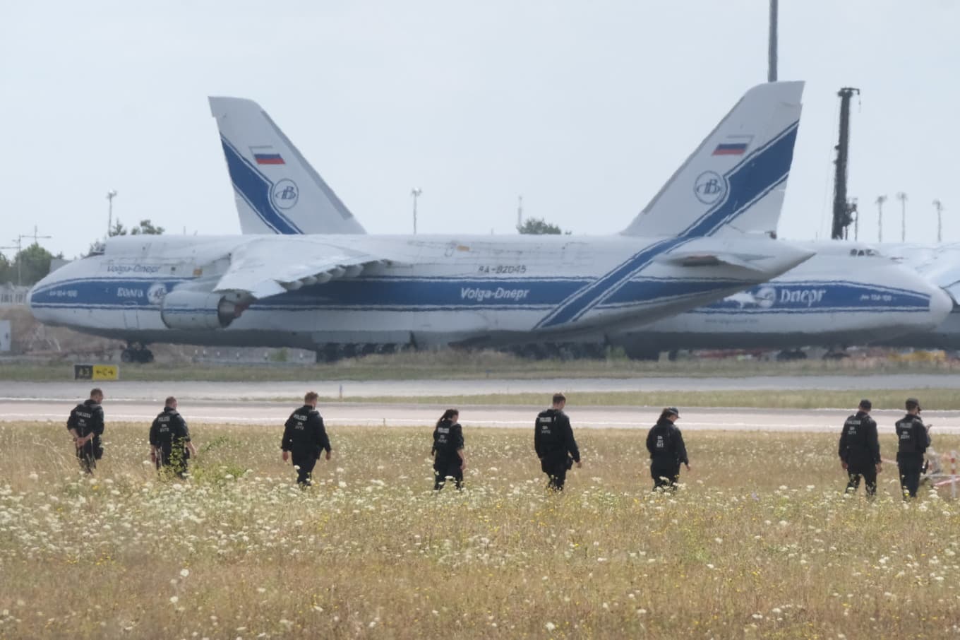 Poliser söker på fälten efter ett drönarfynd på Leipzigs flygplats den 7 augusti. Foto: Sebastian Willnow/DPA/AP/TT