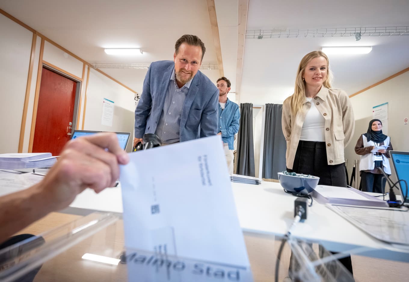 Carl-Johan Sonesson (M) och Helena Nanne (M) röstade när förtidsröstningen till valet 2026 öppnade klockan sju på onsdagsmorgonen i vallokalen utanför Centralstationen i Malmö. Foto: Johan Nilsson/TT