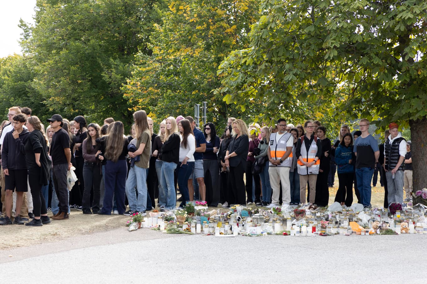 Många elever hade samlats på minnesplatsen utanför skolan för den tyska minuten. Foto: Åke Ericson/TT