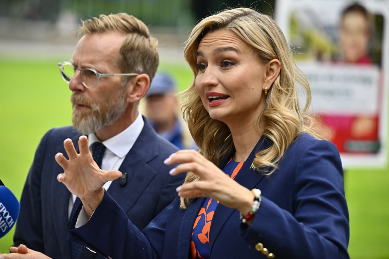 Kristdemokraternas vice partiledare Jakob Forssmed (KD) och partiledare Ebba Busch (KD) presenterar på fredagen ett vallöfte om en psykiatrireform. Foto: Anders Wiklund/TT