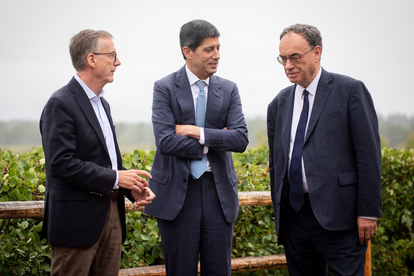 Kanadas centralbankschef Tiff Macklem (till vänster i bild), hans amerikanske kollega Kevin Warsh och den brittiske motsvarigheten Andrew Bailey vid mötet i Wyoming på fredagen. Foto: Amber Baesler/AP/TT
