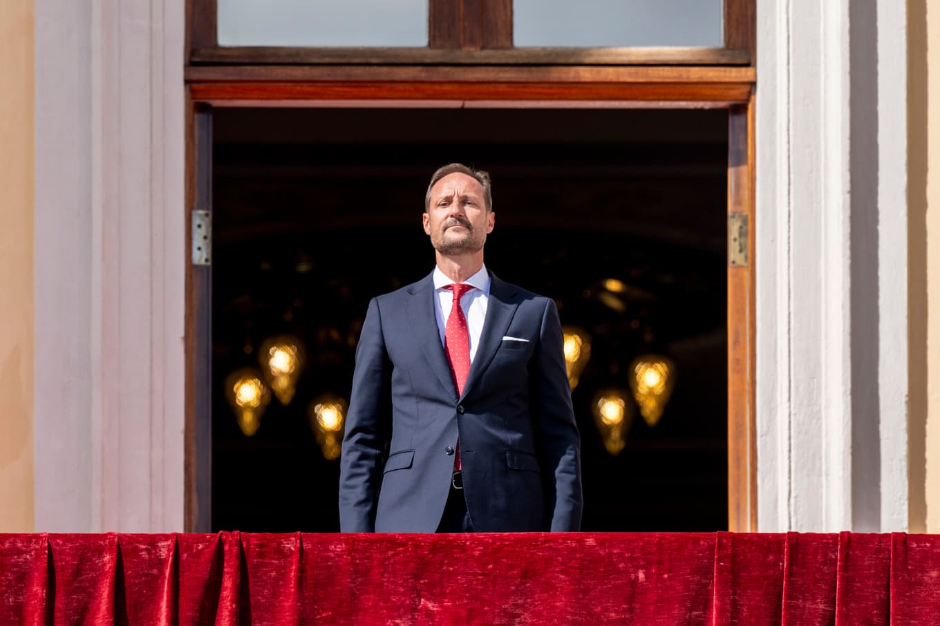 Norges nye kung Haakon. Här fotograferad på slottsbalkongen i onsdags, när han fortfarande var kronprins. Foto: Cornelius Poppe/NTB/TT