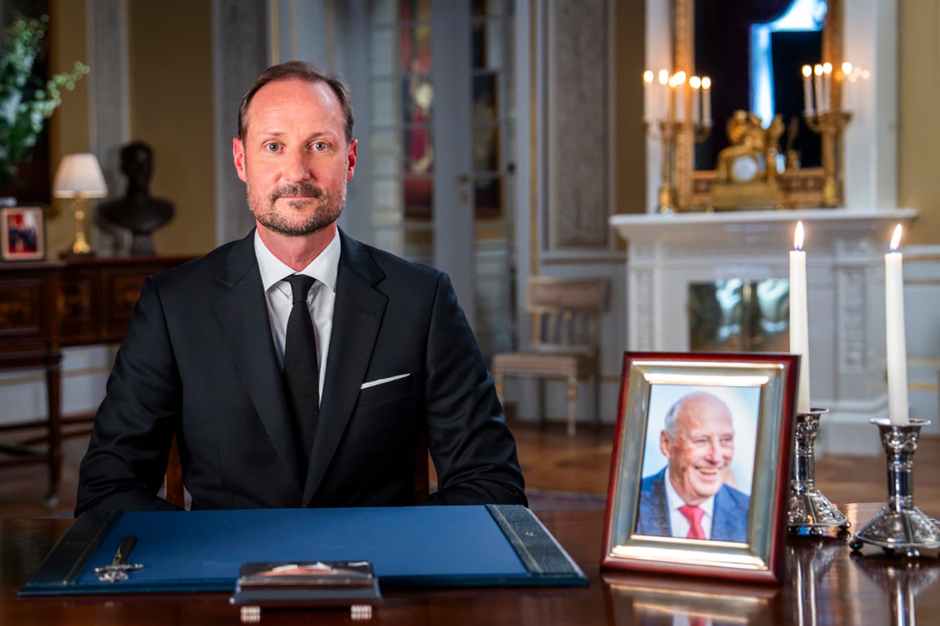 Kung Haakon höll ett första tal till det norska folket på lördagskvällen. Foto: Heiko Junge/NTB/TT