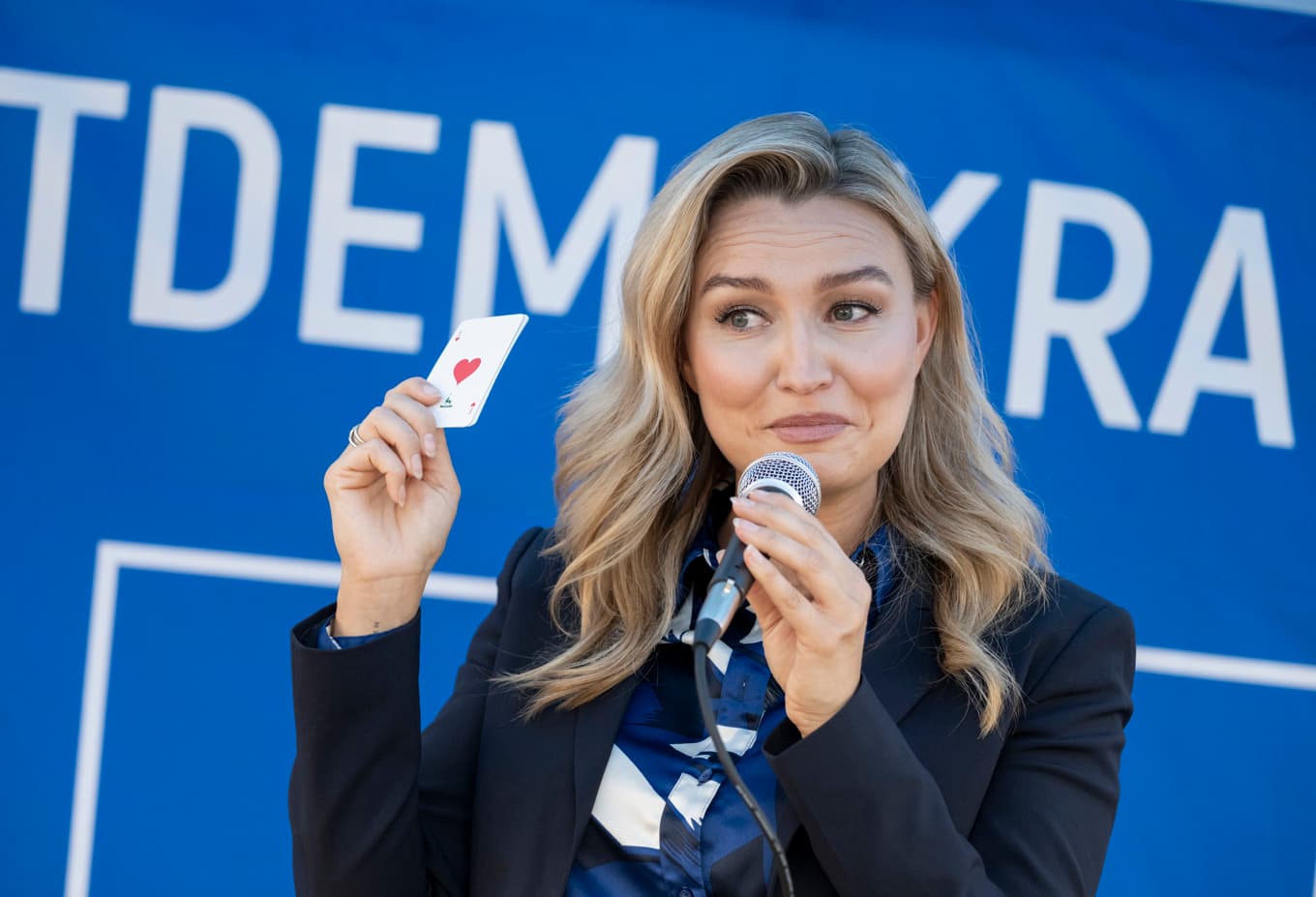 Kristdemokraternas partiledare Ebba Busch valkampanjer på Stortorget i Sölvesborg på söndagen. Foto: Johan Nilsson/TT