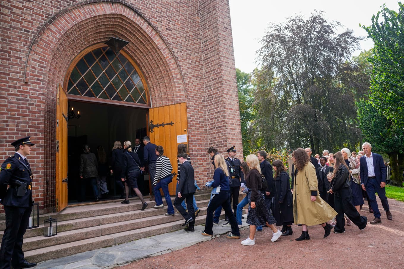 Många vill minnes kung Harald vid gudstjänsten i Asker. Foto: Javad Parsa/NTB/TT
