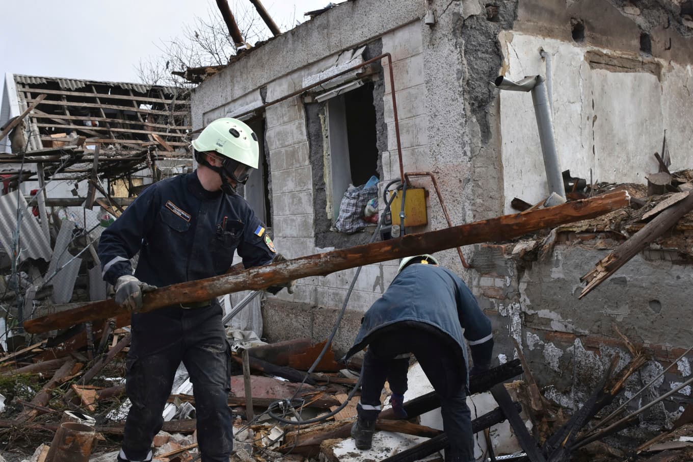 Räddningsarbetare röjer bråte efter en drönarattack mot ett bostadsområde i Zaporizjzja i mars i år. Foto: Andriy Andriyenko/AP/TT
