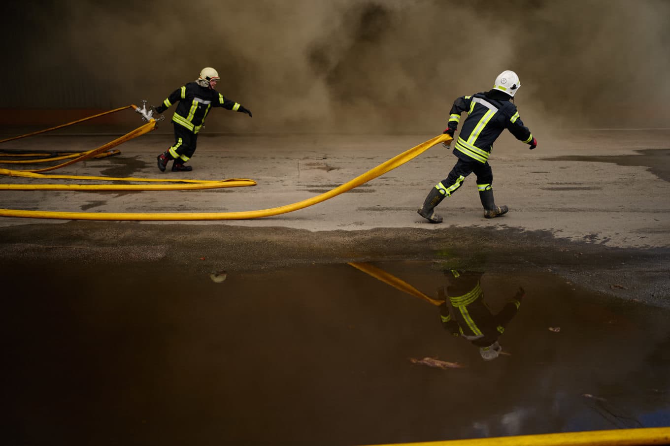 Brandsoldater i insats efter en rysk attack mot huvudstad Kiev. Foto: Francisco Seco  /AP/TT