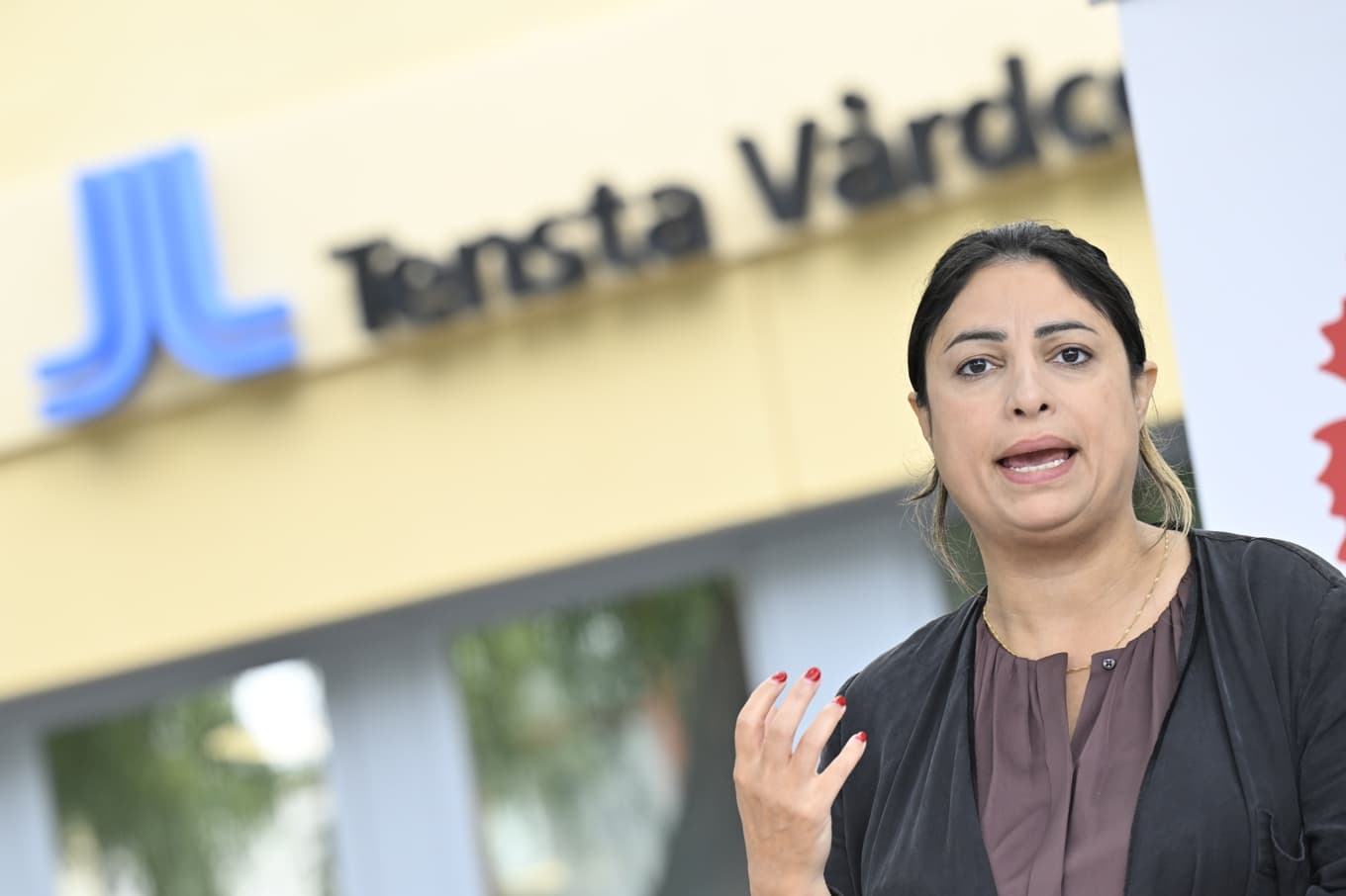 Tillsätt en ”avprivatiseringskommission” för hela välfärden. Det vallöftet ger Vänsterpartiets ledare Nooshi Dadgostar på en pressträff i Tensta, norr om Stockholm. Foto: Pontus Lundahl/TT