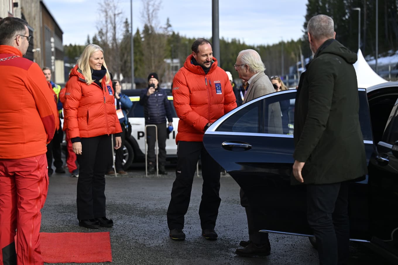 Här välkomnas Kung Carl Gustaf av Norges kronprins Haakon och Mette-Marit när han ankommer till skid-VM i Trondheim, Norge, förra året. Foto: Fredrik Sandberg/TT