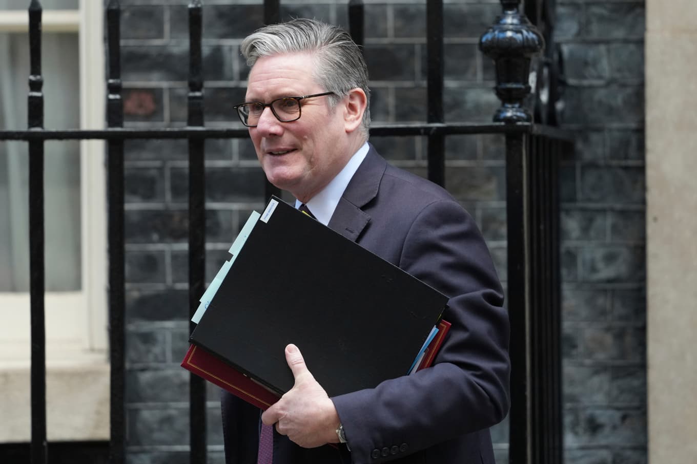Storbritanniens tidigare premiärminister Keir Starmer lämnar parlamentet. Arkivbild. Foto: Alastair Grant/AP/TT