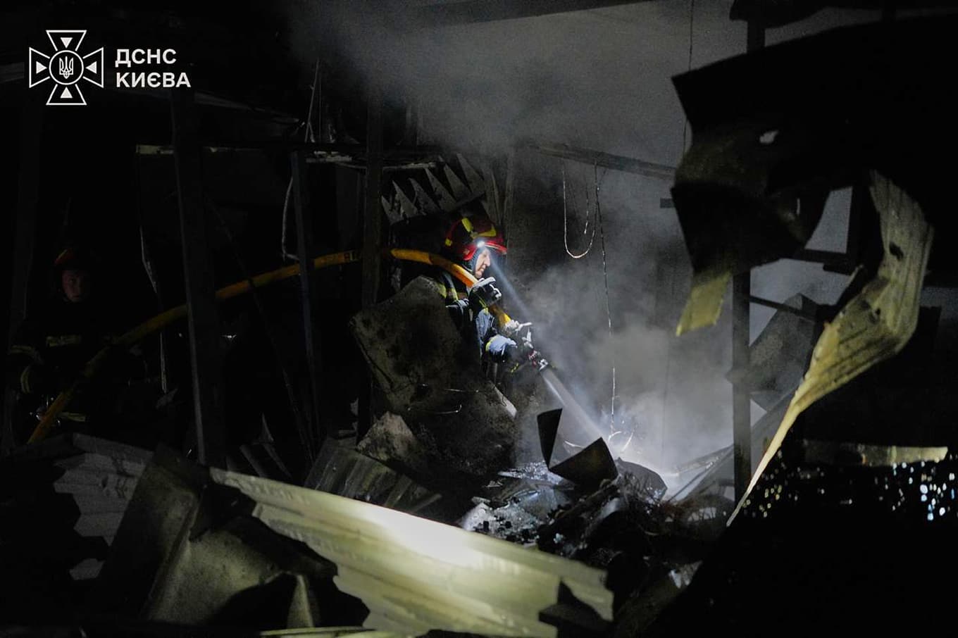 Brandmän i arbete efter ett ryskt robotanfall i Kiev på tisdagsmorgonen. Bilden har distribuerats av ukrainska myndigheter. Foto: Ukrainsk räddningstjänst/handout via AP/TT