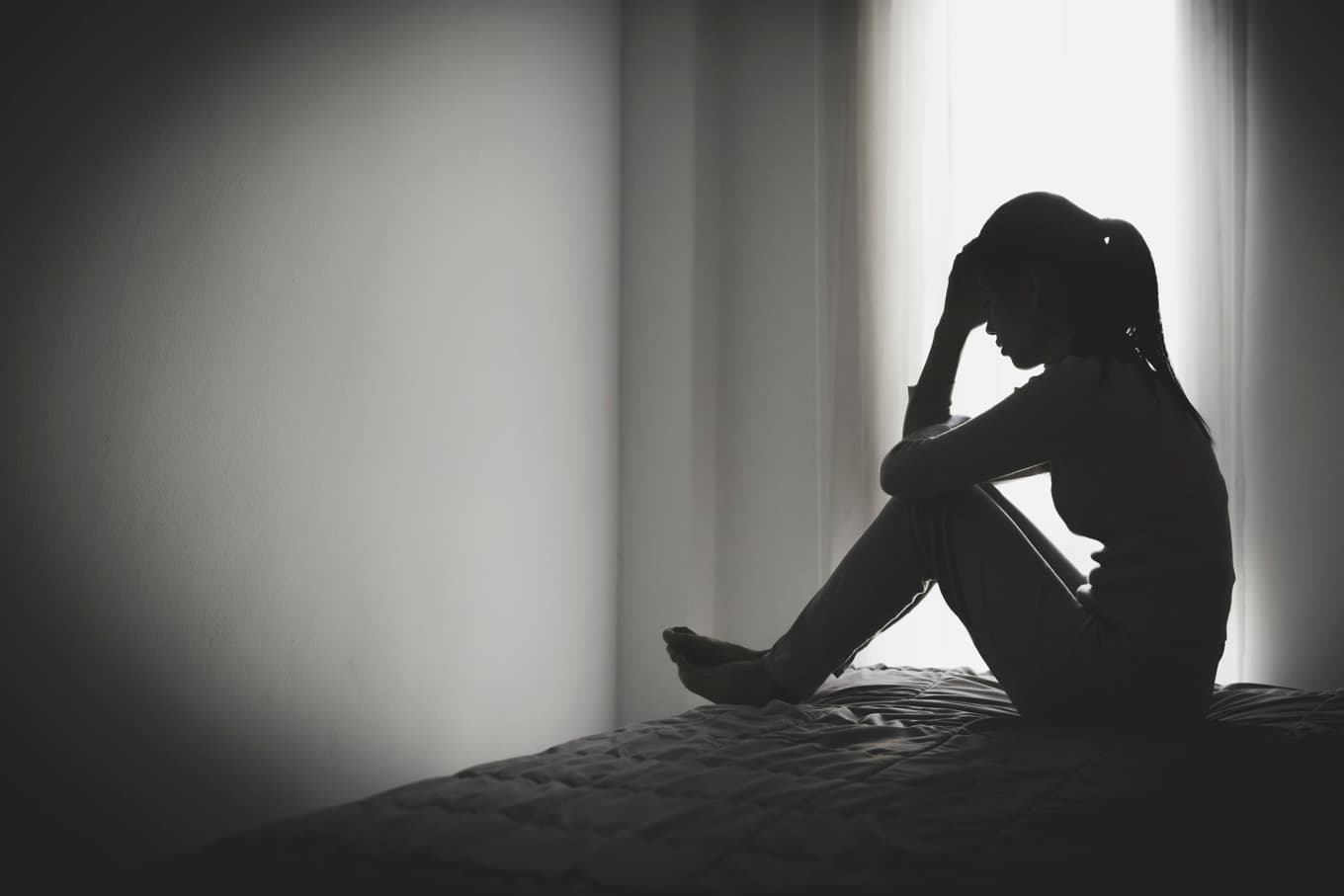 En anonym kvinna gömmer sig i förtvivlan. (Kvinnan är inte Sanna Hill.) Foto: TinnakornJourruang/Shutterstock